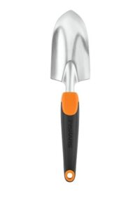 Studio-style image of the Fiskars Ergo Garden Trowel with a polished cast-aluminum blade and black ergonomic handle with orange accents, centered on a pure white background.